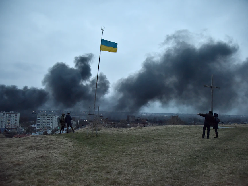 دخان يتصاعد في ضواحي مدينة لفيف بعد ضربة روسية سابقة - 26 مارس 2022 - REUTERS