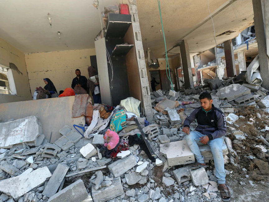 فلسطينيون يبحثون في أنقاض منازلهم بغزة عقب القصف الإسرائيلي - REUTERS