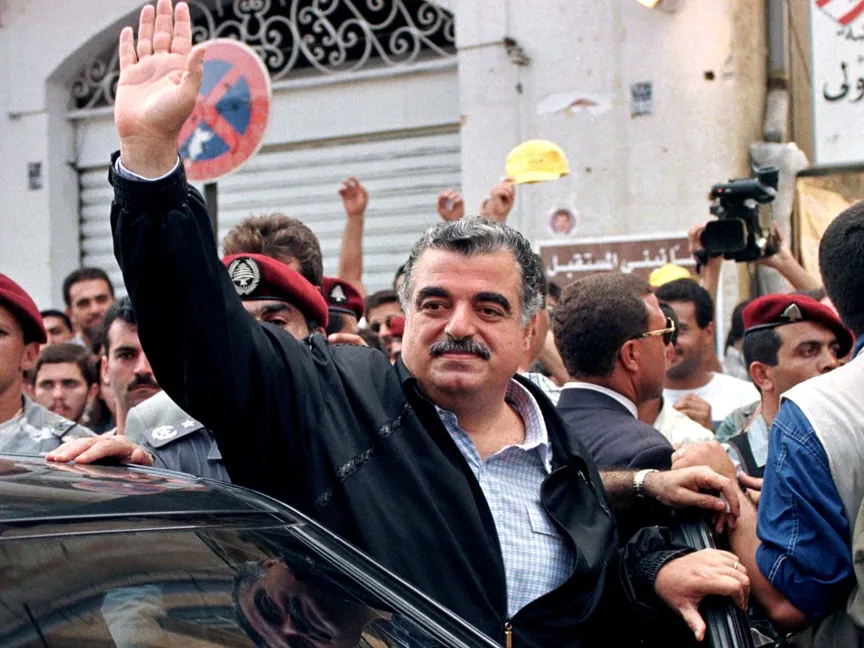 رئيس الوزراء اللبناني الأسبق رفيق الحريري يلوح لمؤيديه بعد الإدلاء بصوته في مركز اقتراع في بيروت - REUTERS