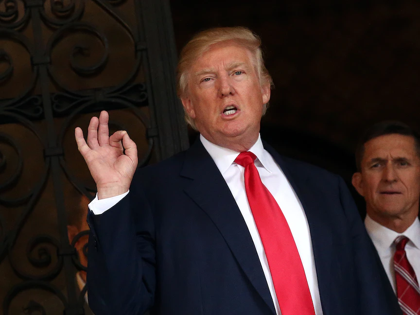 الرئيس الأميركي دونالد ترمب إلى جانب مستشاره السابق للأمن القومي مايكل فلين في فلوريدا- 21 ديسمبر 2016 - REUTERS