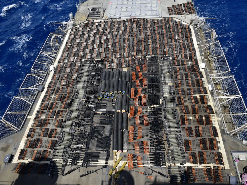 شحنة الأسلحة المضبوطة التي ضبطها الأسطول الخامس التابع للبحرية الأميركية - - Twitter/@US5thFleet