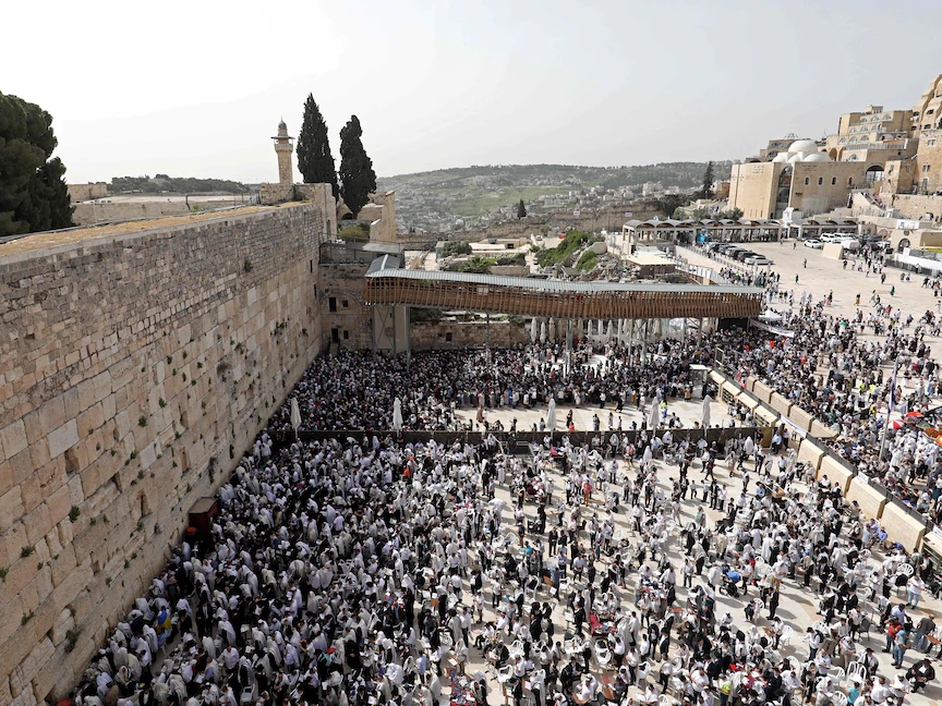 مستوطنون يهود يؤدون طقوساً دينية عند حائط البراق خلال عطلة عيد الفصح تحت مسمى "بركة الكهنة" - 18 أبريل 2022 - AFP