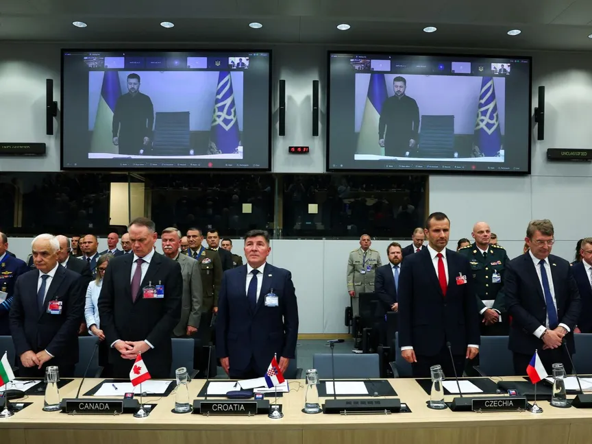 الرئيس الأوكراني فولوديمير زيلينسكي يظهر على الشاشة خلال اجتماع مجموعة الاتصال الدفاعية الأوكرانية كجزء من اجتماع وزراء دفاع حلف الناتو في بروكسل. 4 يونيو 2025. - REUTERS