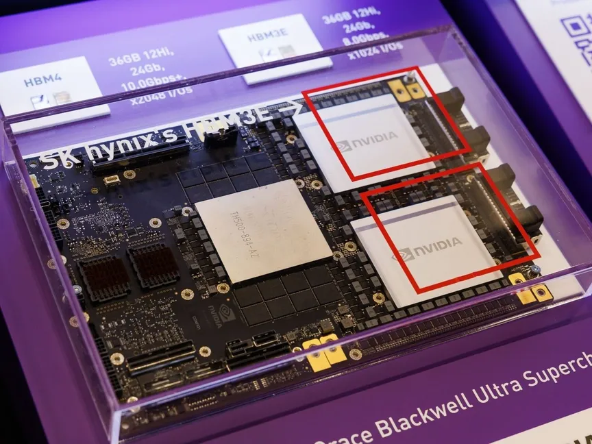 ذاكرة HBM3E إلى جانب وحدات معالجة الرسومات Blackwell Ultra التي تنتجها شركة "إنفيديا" خلال مؤتمر SK AI Summit بسول في كوريا الجنوبية. 3 نوفمبر 2025 - Bloomberg