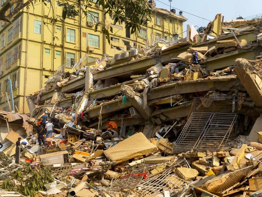 عمال الطوارئ في موقع مبنى منهار عقب زلزال ضرب ماندا لاي في ميانمار. 29 مارس 2025 - REUTERS