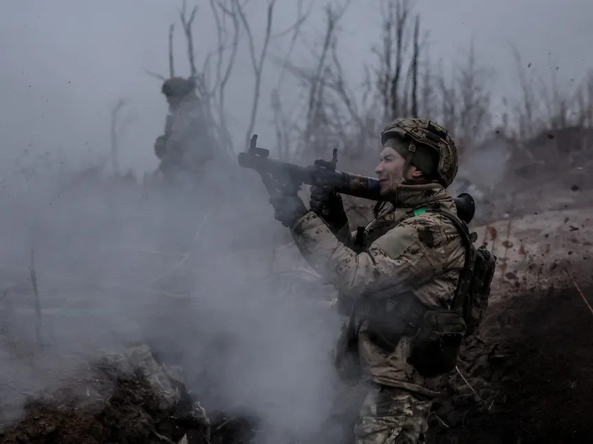 جندي أوكراني يطلق قاذفة قنابل يدوية من طراز RPG-7 وسط هجوم روسيا على أوكرانيا في منطقة دونيتسك. 29 نوفمبر 2024 - reuters