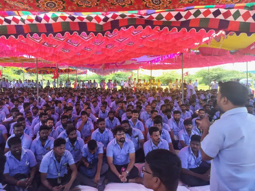 عمال بأحد مصانع سامسونج في الهند خلال إضراب عن العمل للمطالبة بتحسين الأجور. 11 سبتمبر 2024 - رويترز