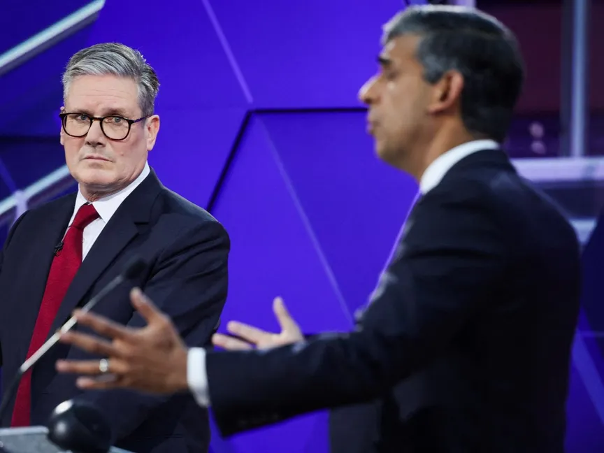 زعيم حزب العمال كير ستارمر يتفاعل مع رئيس الوزراء البريطاني وزعيم حزب المحافظين ريشي سوناك خلال مناظرة تلفزيونية في نوتنجهام. 26 يونيو 2024 - AFP
