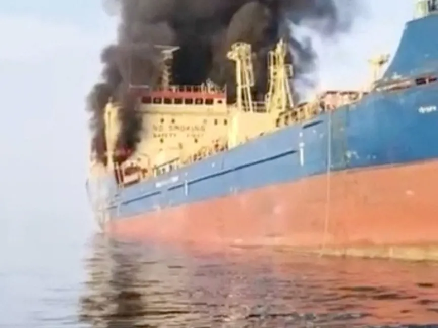 تصاعد الدخان من ناقلة نفط تعرضت لهجوم قبالة سواحل محافظة مسندم العمانية. 1 سبتمبر 2026 - Reuters