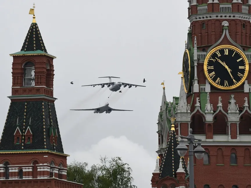 طائرتان عسكريتان تحلقان فوق الكرملين والساحة الحمراء وسط مدينة موسكو، 9 مايو 2020 - AFP