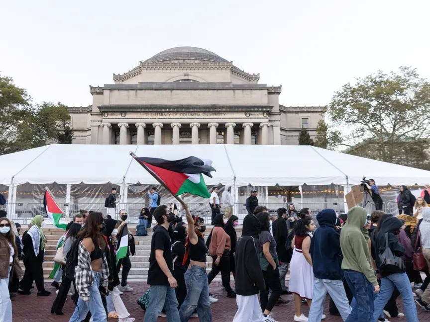 طلاب مؤيدون للفلسطينيين يشاركون في احتجاج لدعم الفلسطينيين وسط الصراع المستمر في غزة في جامعة كولومبيا الميركية. 12 أكتوبر 2023. - Reuters