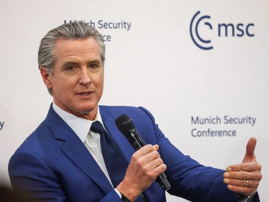 حاكم كاليفورنيا يحذر من "رئاسة ترمب الإمبراطورية" ويطمئن أوروبا: فترة مؤقتة