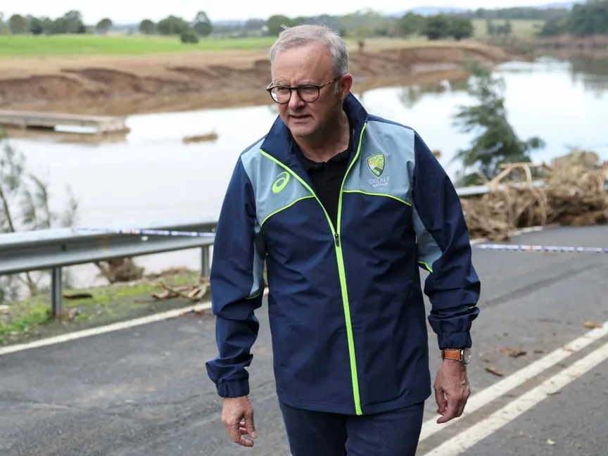 رئيس الوزراء الأسترالي أنتوني ألبانيز يزور المنطقة المتضررة من الفيضانات في وينجهام بأستراليا. 27 مايو 2025 - Reuters