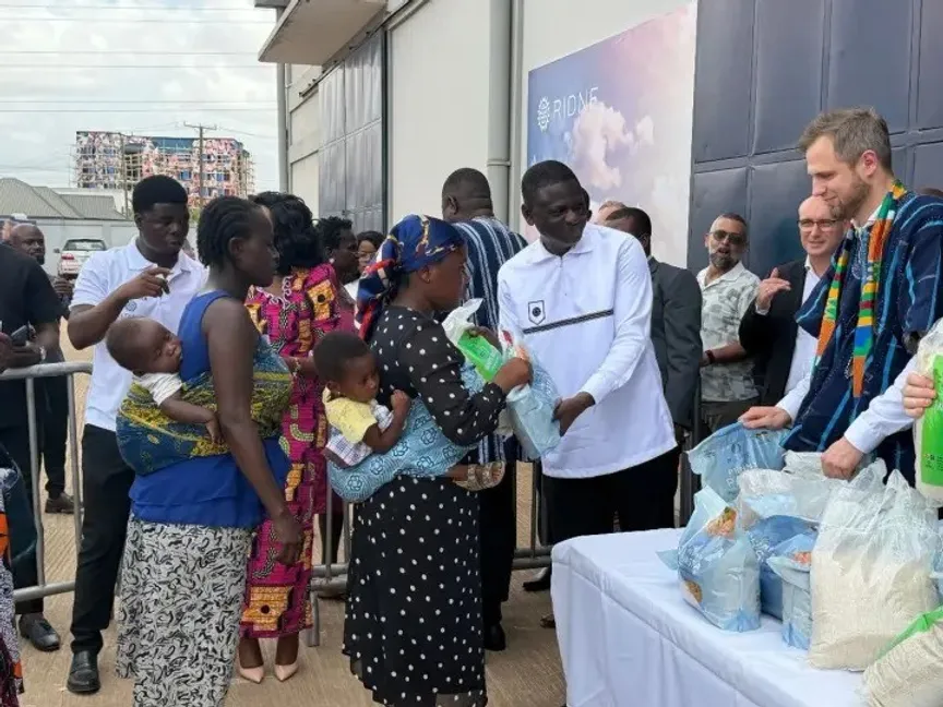 دبلوماسيون أوكرانيون يوزعون مساعدات غذائية في أكرا، بجمهورية غانا. 13 أبريل 2026 - مواقع التواصل الاجتماعي