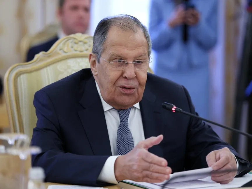 وزير الخارجية الروسي سيرجي لافروف يتحدث خلال اجتماع مع نظيره الكازاخستاني إرميك كوشيرباييف في موسكو. 22 أكتوبر 2025 - Reuters