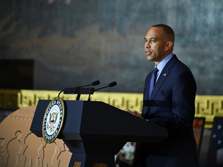 أميركا.. زعيم الديمقراطيين في "النواب" يعلن دعم ممداني بانتخابات نيويورك