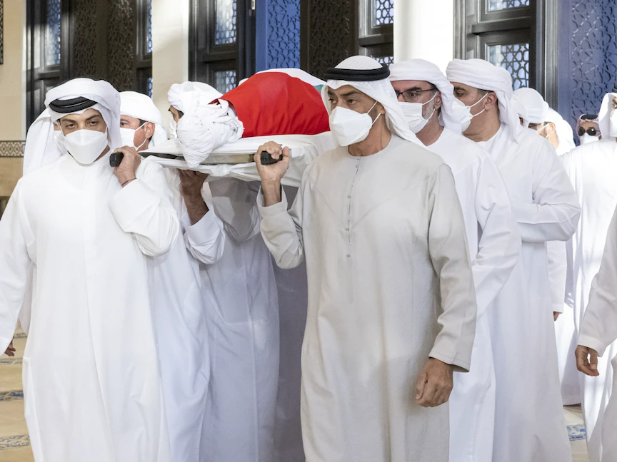 الإمارات تودع خليفة بن زايد.. وحاكم أبوظبي يتلقى العزاء بقصر "المشرف"