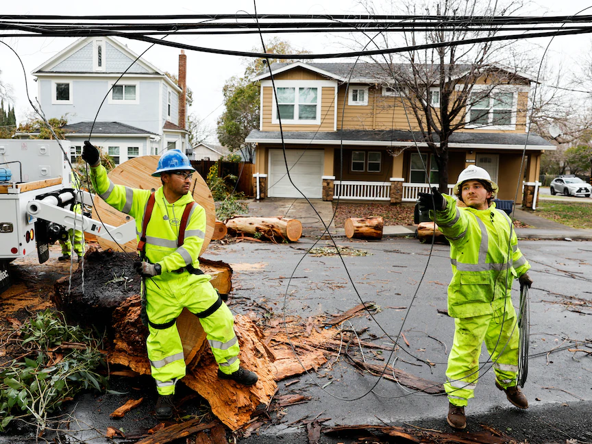 فرقة طوارئ أثناء محاولة إعادة تشغيل خطوط الكهرباء المعطلة بعد العواصف في ساكرامنتو بولاية كاليفورنيا وفي الولايات المتحدة. 9 يناير 2023 - REUTERS