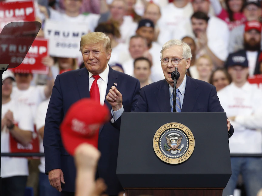 زعيم الأقلية الجمهورية في مجلس الشيوخ ميتش ماكونيل يتحدث خلال تجمّع انتخابي للرئيس الأميركي السابق دونالد ترمب في كنتاكي - 4 نوفمبر 2019 - Bloomberg