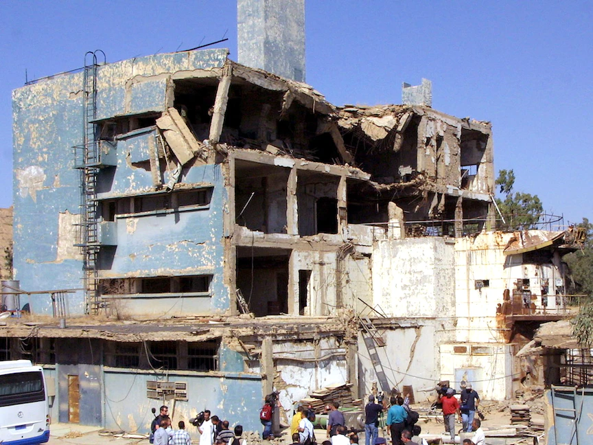 مبانٍ مدمرة يعتقد أنها تستخدم لتخزين المواد المشعة النشطة في المفاعل النووي العراقي الذي قصفته إسرائيل عام 1981 ثم ضرب في وقت لاحق عام 1991 - AFP