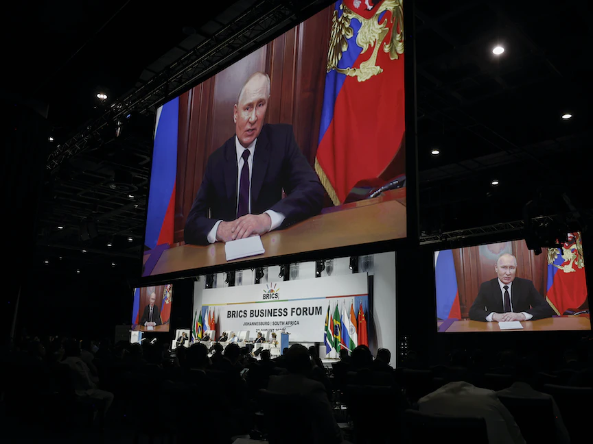 الرئيس الروسي فلاديمير بوتين يلقي كلمته عبر الفيديو في افتتاح قمة مجموعة بريكس، جوهانسبرج. 22 أغسطس 2023 - AFP