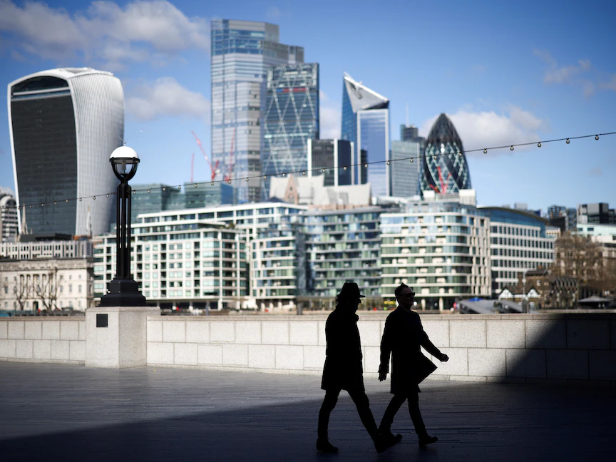 الحي المالي لمدينة لندن، بينما يسير الناس على ضفة نهر التايمز، وسط تفشي فيروس كورونا في لندن، بريطانيا. 19 مارس 2021 - REUTERS