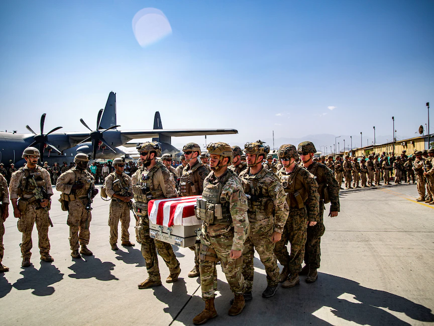 جنود أميركيون يحملون جثمان أحد ضحايا تفجير مطار كابول - 27 أغسطس 2021 - REUTERS