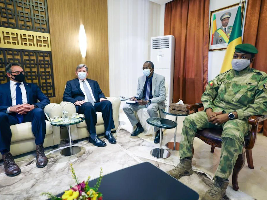رئيس المجلس العسكري في مالي الكولونيل أسيمي جويتا خلال استقبال المبعوث الأميركي الخاص لشؤون الرهائن رودجر كارستينز، باماكو، مالي- 14 يونيو 2022 - twitter.com/GoitaAssimi/status/