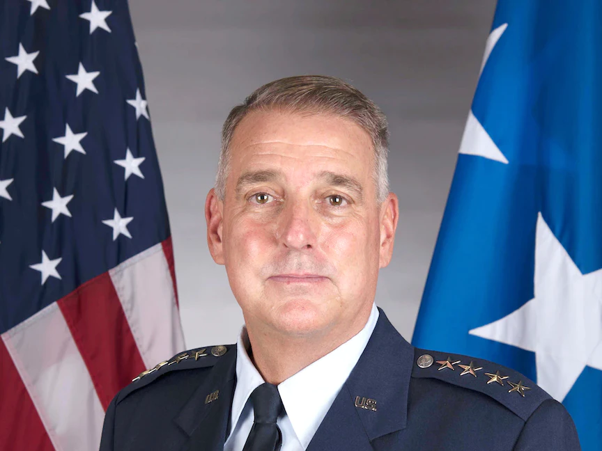 الجنرال مايكل مينيهان المنتمي إلى سلاح الجوّ الأميركي - https://www.af.mil/