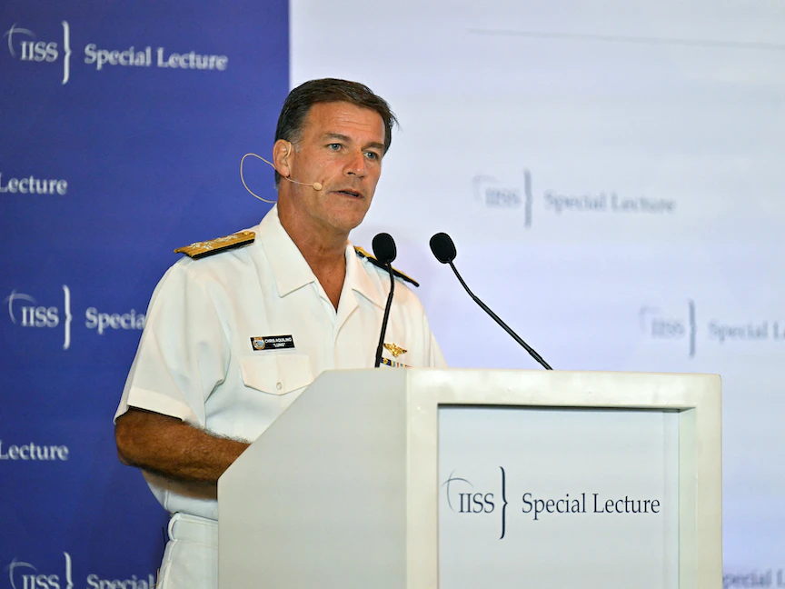 قائد القوات الأميركية في منطقة المحيطين الهندي والهادئ الأدميرال جون أكويلينو يتحدث خلال محاضرة خاصة في سنغافورة. 16 مارس 2023 - REUTERS