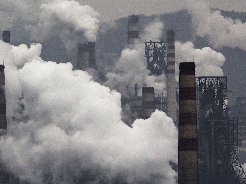 أبخرة ثاني أكسيد الكربون تتصاعد من منشأة صناعية - بلومبرغ