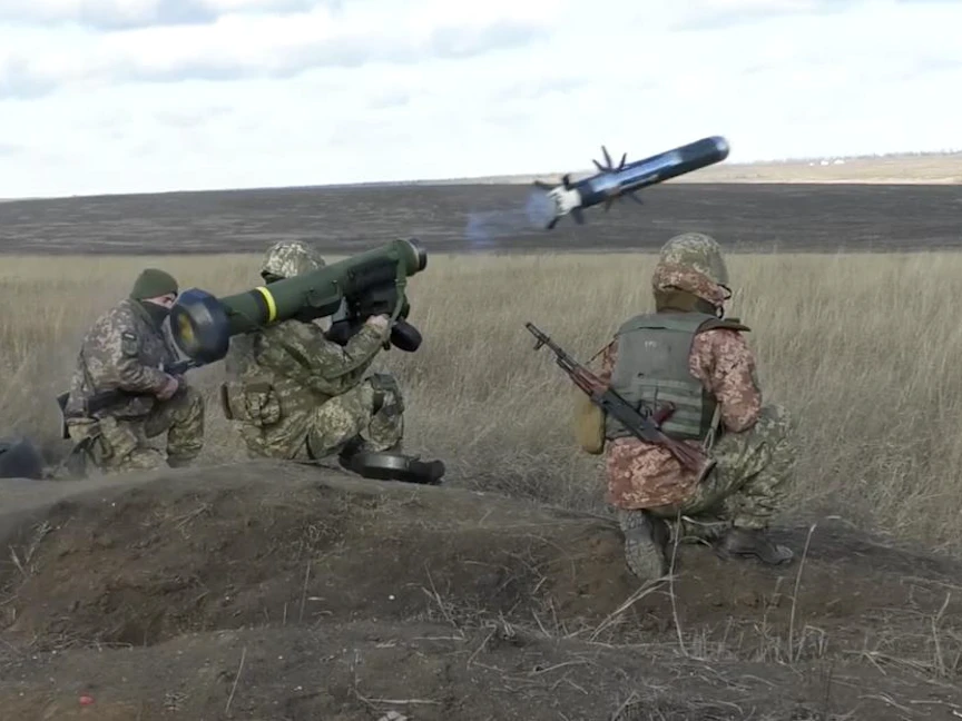 جنود أوكرانيون يطلقون صاروخاً من طراز "جافلين" الأميركي الصنع خلال مناورات في دونيتسك - 12 يناير 2022 - AP