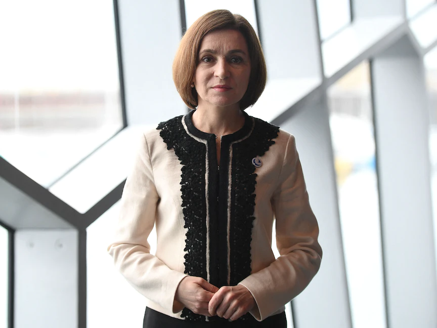 رئيسة مولدوفا مايا ساندو أثناء التقاط صورة لها على هامش القمة الرابعة لرؤساء دول وحكومات مجلس أوروبا، ريكيافيك، أيسلندا. 17 مايو 2023 - AFP