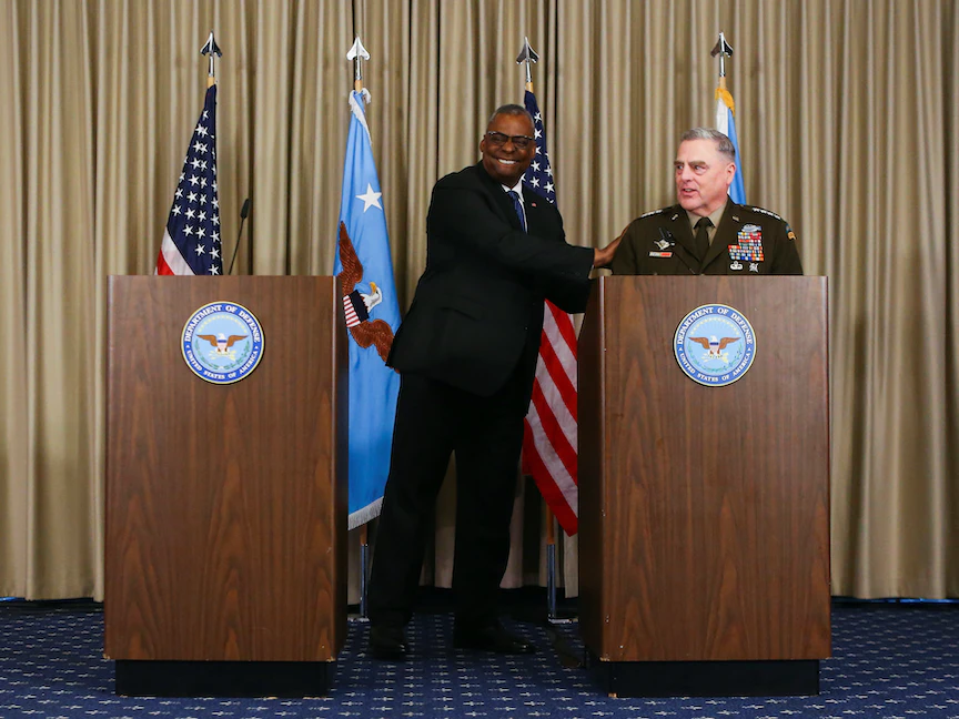 وزير الدفاع الأميركي لويد أوستن ورئيس هيئة الأركان المشتركة الأميركية الجنرال مارك ميلي في قاعدة رامشتاين الأمريكية بألمانيا - 08 سبتمبر 2022 - REUTERS