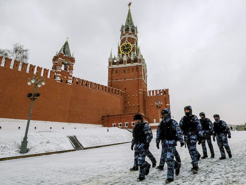 عناصر من الشرطة الروسية بالقرب من مبنى الكرملين في العاصمة الروسية موسكو - AFP