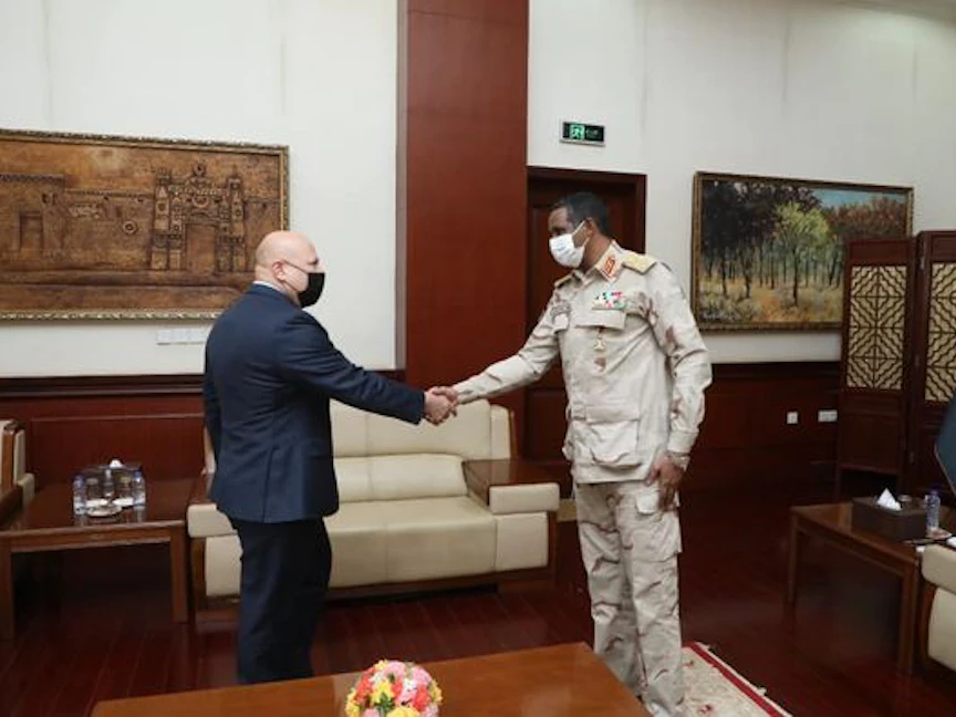 النائب الأول لرئيس مجلس السيادة الانتقالي السوداني، الفريق أول محمد حمدان دقلو يستقبل المدعي العام للمحكمة الجنائية الدولية كريم محمد خان - 11 أغسطس 2021 - suna-sd.net