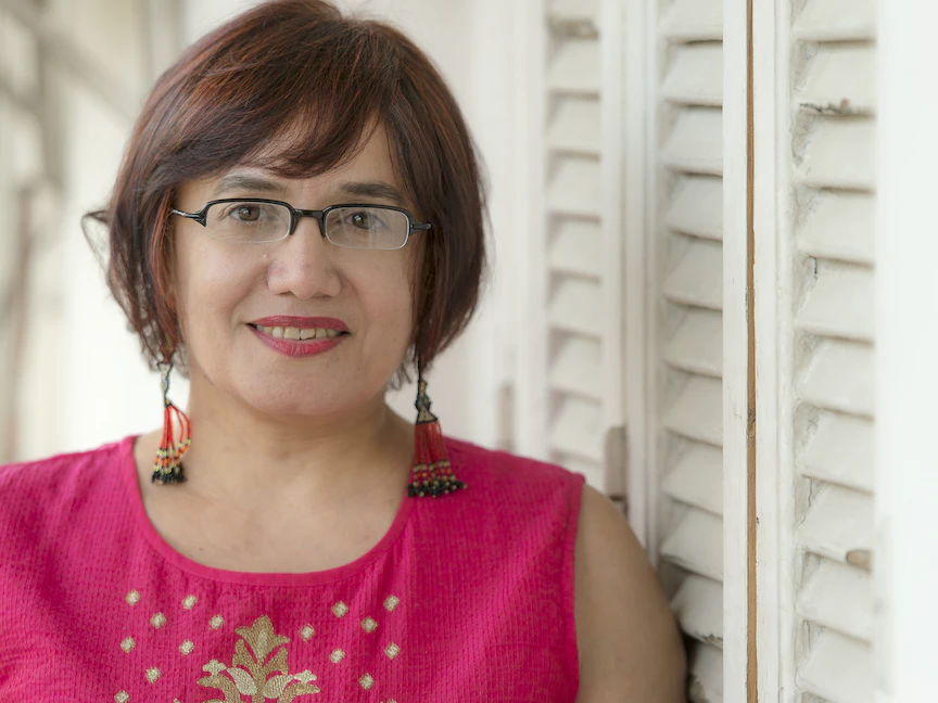 جيهان عمر تروي "محاولات إنقاذ العالم" في ديوانها الجديد