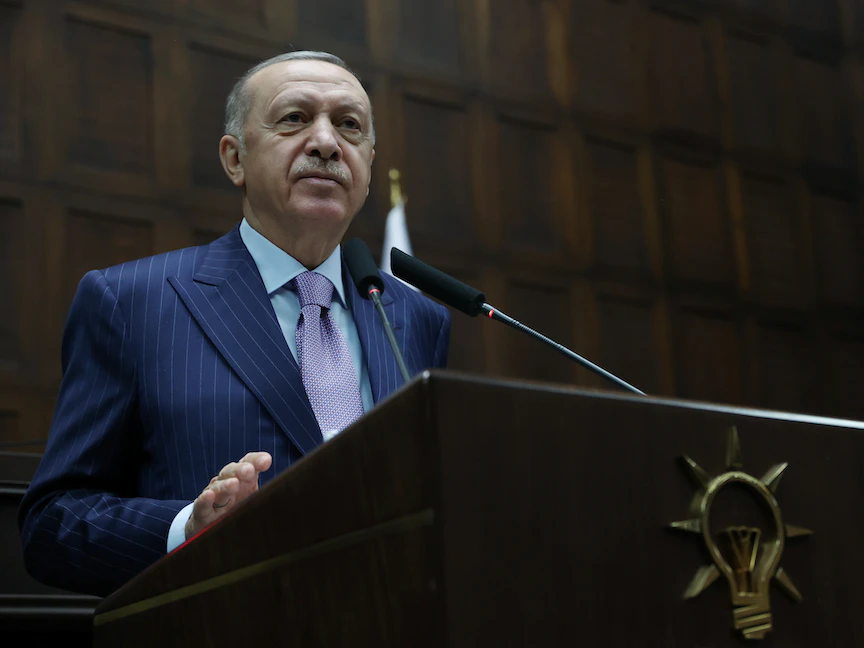 الرئيس التركي رجب طيب أردوغان يخاطب أعضاء البرلمان من حزبه الحاكم حزب العدالة والتنمية خلال اجتماع في البرلمان التركي في أنقرة، تركيا. 27 أكتوبر 2021 - via REUTERS