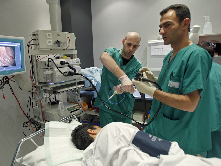طبيب فرنسي يجري تنظير القولون لمريض في مستشفى أمبرواز باري بمرسيليا جنوبي فرنسا - 25 مارس 2008 - REUTERS