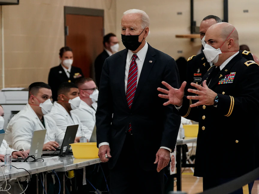 الرئيس الأميركي جو بايدن خلال زيارة مركز "والتر ريد" الطبي العسكري في ميرلاند - 29 يناير 2021 - REUTERS