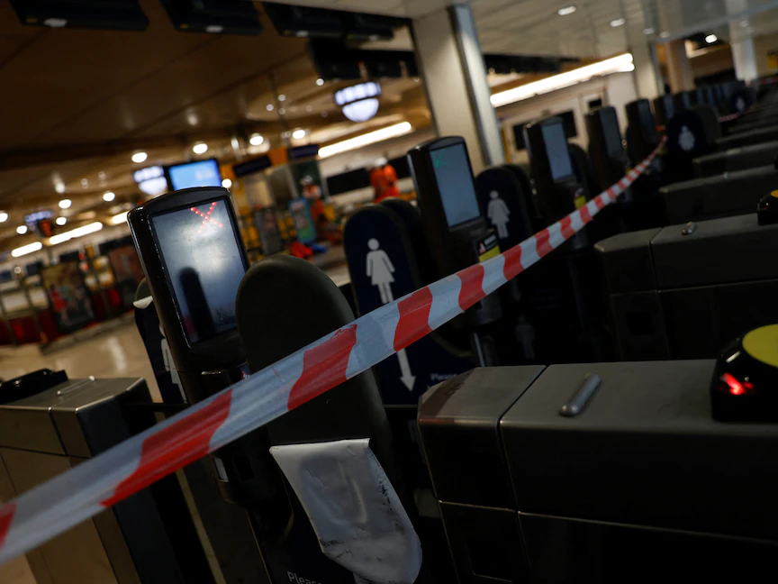 إغلاق حواجز تذاكر القطارات في محطة مترو "تشارينج كروس" بلندن- 13 أغسطس 2022 - AFP