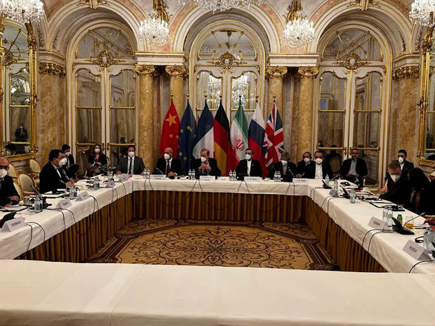 وفود إيران والقوى العالمية خلال إحدى جلسات محادثات فيينا في النمسا - REUTERS