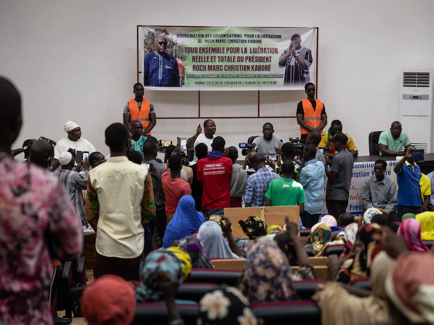 أنصار الرئيس المخلوع روش مارك كريستيان كابور يجتمعون في احتجاج على استمرار احتجازه في واجادوجو، بوركينا فاسو- 28 مايو 2022 - AFP