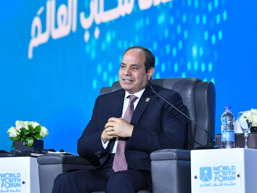 الرئيس المصري عبد الفتاح السيسي خلال افتتاح منتدى شباب العالم في منتجع شرم الشيخ - 10 يناير 2022 - AFP