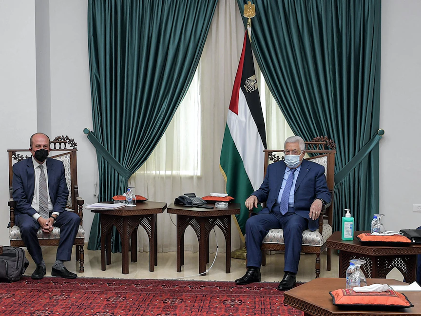 لقاء الرئيس الفلسطيني محمود عباس مع نائب مساعد وزير الخارجية الأميركي للشؤون الإسرائيلية والفلسطينية هادي عمرو. رام الله، 17 مايو 2021. - AFP