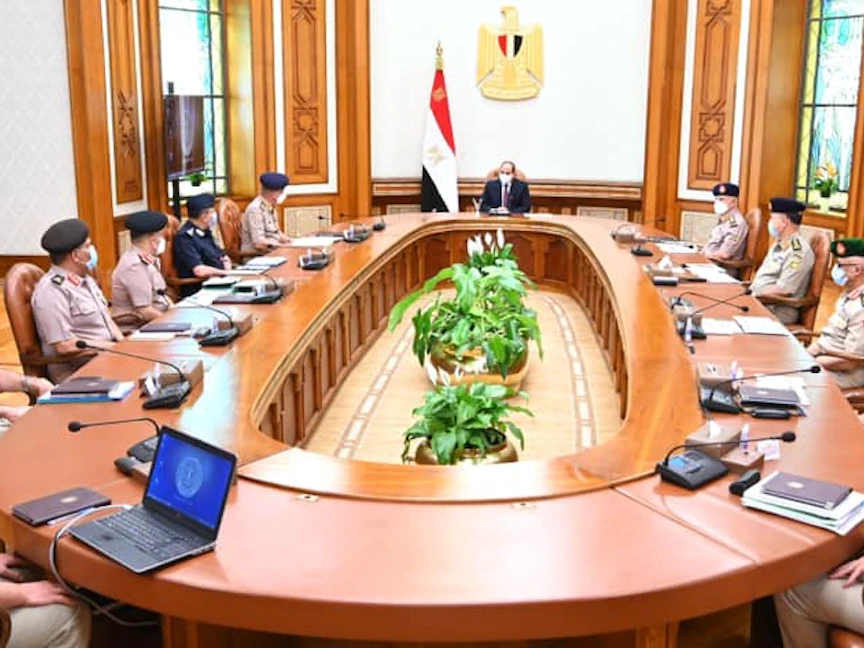 الرئيس المصري عبد الفتاح السيسي خلال اجتماعه بقيادات القوات المسلحة المصرية، 19 يونيو 2021 - facebook/Egy.Pres.Spokesman