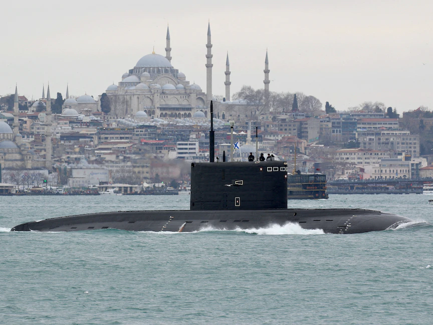 غواصة روسية تمر عبر مضيق البوسفور - REUTERS