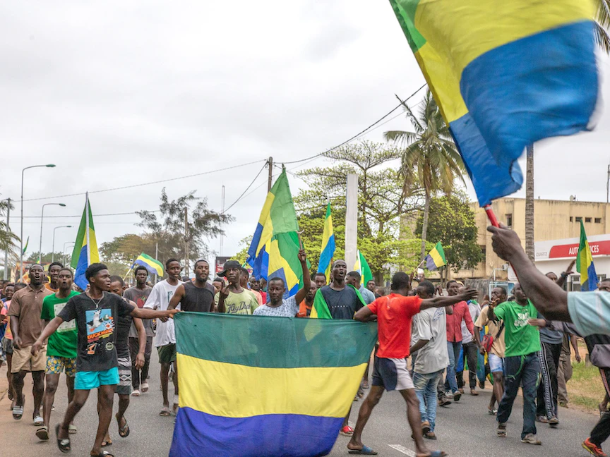 مواطنون في الجابون يحيون قوات الأمن في ليبرفيل بعد الانقلاب العسكري والإطاحة بالرئيس علي بونجو. 30 أغسطس 2023 - Getty Images