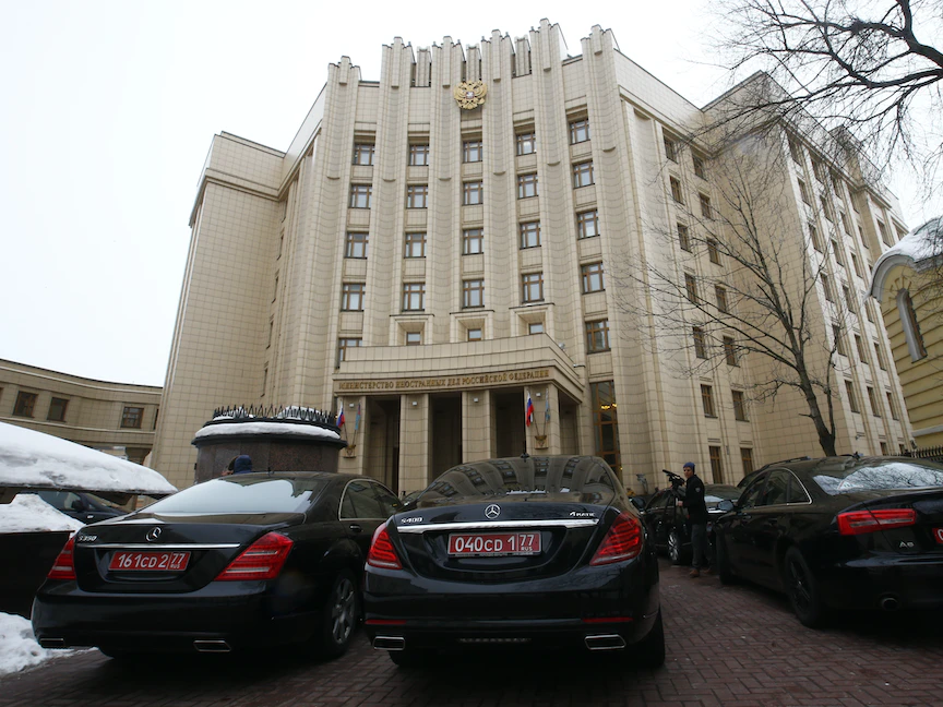 سيارات السفراء الأجانب بالقرب من مبنى وزارة الخارجية الروسية خلال جلسة إحاطة بشأن تسميم العميل المزدوج الروسي السابق سيرجي سكريبال وابنته. موسكو -21 مارس 2018 - REUTERS