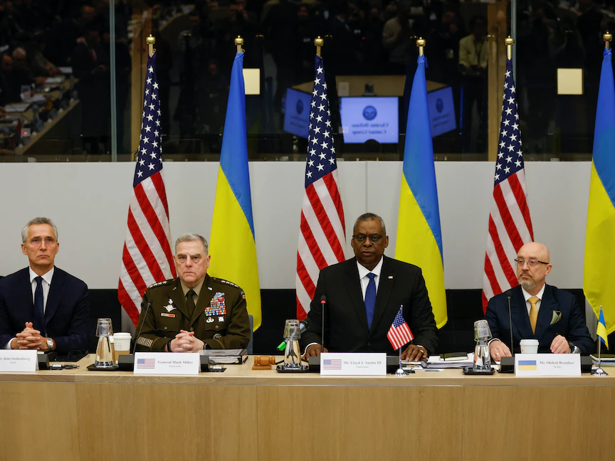 الأمين العام لحلف الناتو ينس ستولتنبرج ووزير الدفاع الأميركي لويد أوستن ونظيره الأوكراني أوليكسي ريزنيكوف خلال اجتماع لوزراء دفاع الناتو في بروكسل- 14 فبراير 2023 - REUTERS